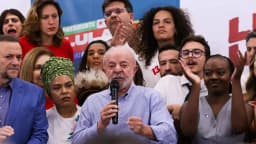 Lula discursa cercado de apoiadores em evento do PT em Brasília
