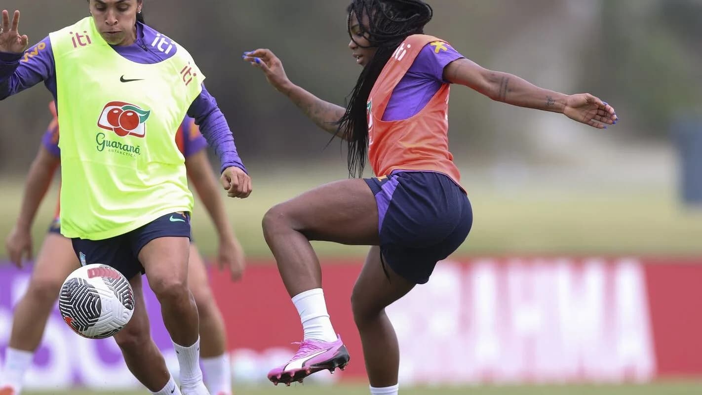 Jogadoras da Seleção Brasileira Feminina disputam bola durante treino (foto de arquivo)