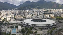 Vista aérea do estádio do Maracanã, no Rio de Janeiro, com morros ao fundo