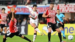 Jogador do Flamengo finaliza contra o Estudiantes em jogo anterior da Libertadores, foto de arquivo
