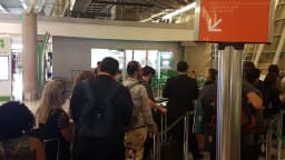 Passageiros fazem fila de embarque com bagagem de mão em aeroporto (foto de arquivo, 2018)