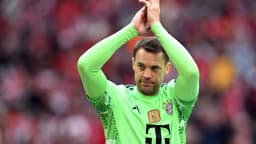 O goleiro Manuel Neuer leva as mãos à cabeça, em gesto de frustração, durante jogo