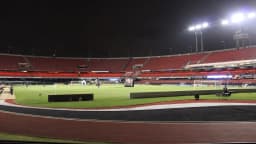 Interior do Estádio do Morumbi, palco do São Paulo Futebol Clube, durante partida noturna