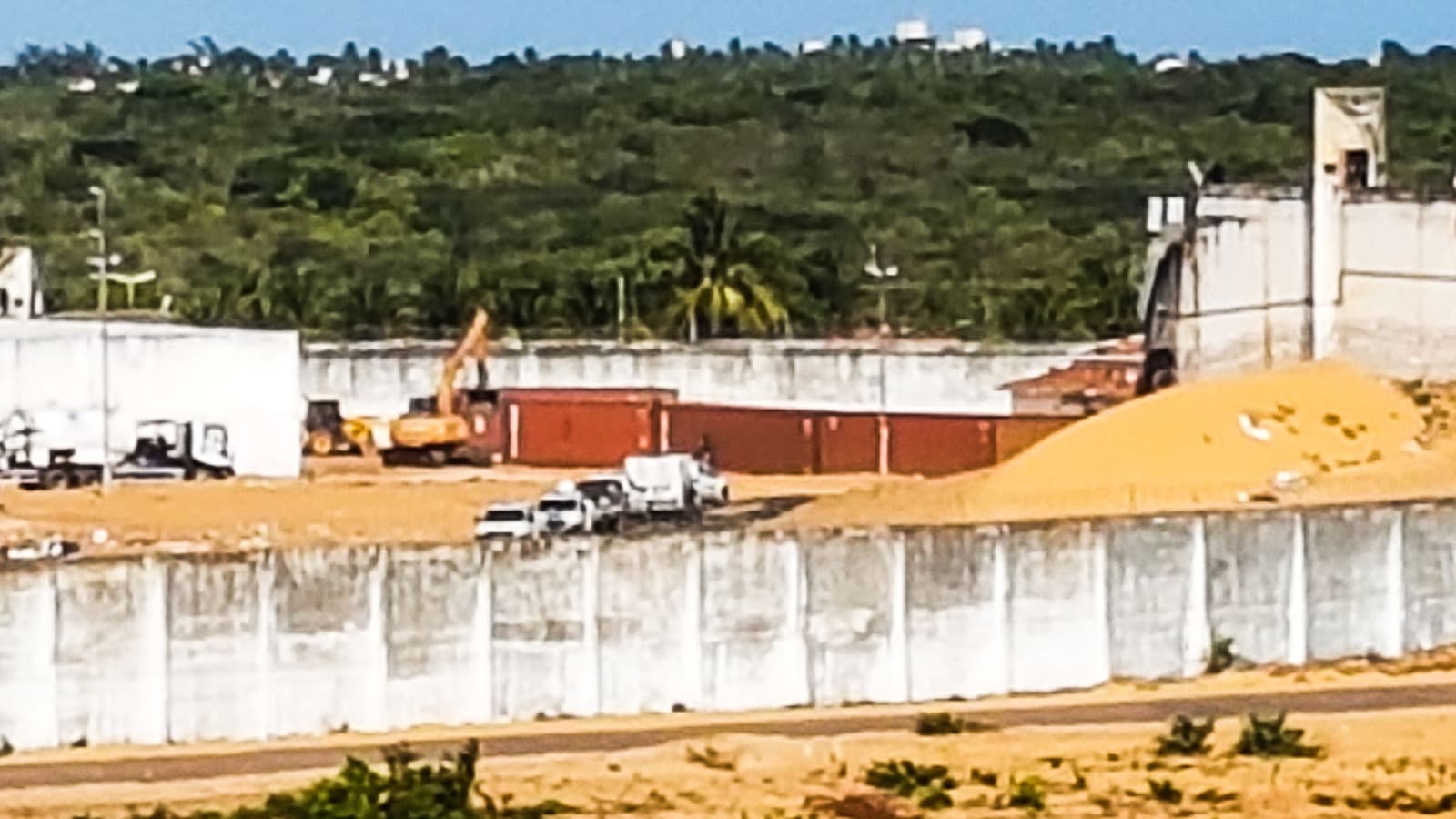 Imagem de arquivo de 2017: vista externa do Complexo Penal de Alcaçuz, em Nísia Floresta (RN), com muro alto de concreto, guarita e contêineres instalados na área interna