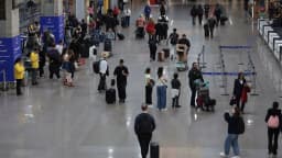 Passageiros com malas caminham pelo saguão de check-in do Aeroporto de Guarulhos (foto de arquivo)