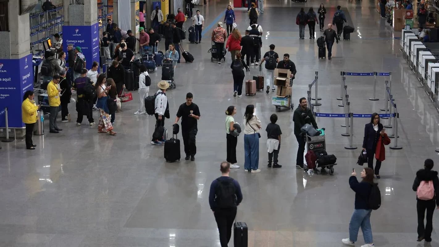 Passageiros com malas caminham pelo saguão de check-in do Aeroporto de Guarulhos (foto de arquivo)