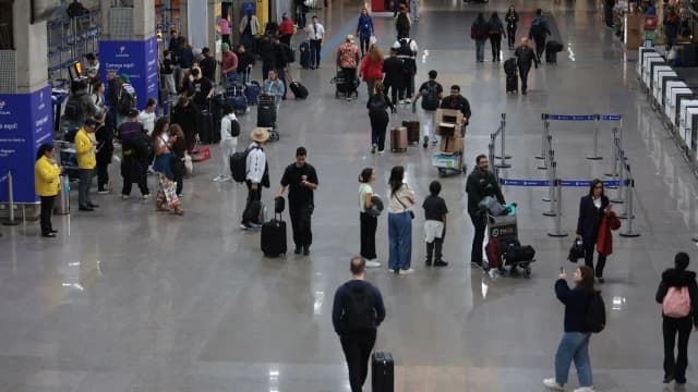 Passageiros com malas caminham pelo saguão de check-in do Aeroporto de Guarulhos (foto de arquivo)