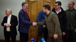 Volodymyr Zelensky em reunião com chefes de governo europeus