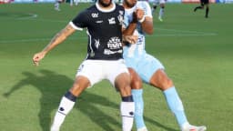 Jogador do Remo disputa a bola com adversário durante partida no Pará