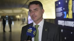 Senador Flávio Bolsonaro concede entrevista a jornalistas no Congresso