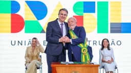 Camilo Santana ao lado do presidente Lula durante a posse como ministro da Educação, no Palácio do Planalto