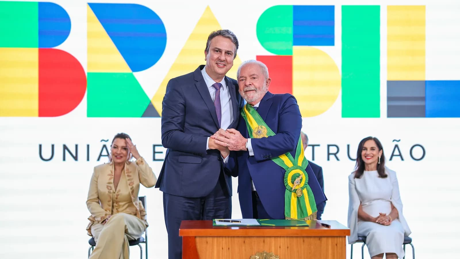 Camilo Santana ao lado do presidente Lula durante a posse como ministro da Educação, no Palácio do Planalto