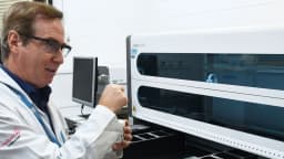 Profissional de saúde em laboratório de oncologia, foto ilustrativa
