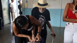 Eleitores de diferentes idades votam em seção eleitoral