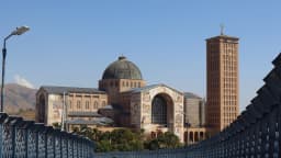 Fachada da Basílica de Nossa Senhora Aparecida, em Aparecida (SP), vista da passarela de acesso