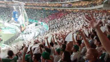 Torcida do Palmeiras lotando a arquibancada do Allianz Parque em noite de jogo decisivo