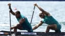 Jacky Godmann e o parceiro remam em canoa dupla com a inscrição GODMANN J. durante os Jogos Olímpicos de Paris 2024