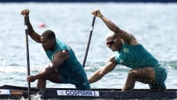 Jacky Godmann e o parceiro remam em canoa dupla com a inscrição GODMANN J. durante os Jogos Olímpicos de Paris 2024