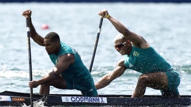 Jacky Godmann e o parceiro remam em canoa dupla com a inscrição GODMANN J. durante os Jogos Olímpicos de Paris 2024