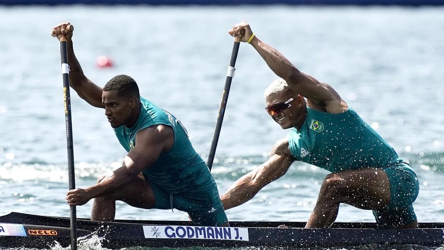 Jacky Godmann e o parceiro remam em canoa dupla com a inscrição GODMANN J. durante os Jogos Olímpicos de Paris 2024