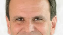 Retrato oficial sorrindo do prefeito do Rio de Janeiro, Eduardo Paes, um dos líderes nas pesquisas para governador