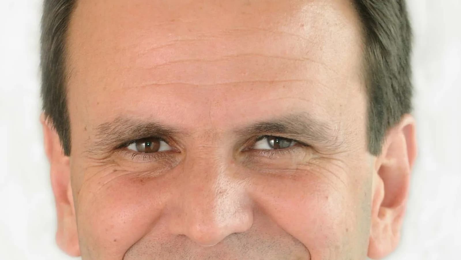 Retrato oficial sorrindo do prefeito do Rio de Janeiro, Eduardo Paes, um dos líderes nas pesquisas para governador