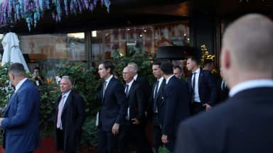 Delegação americana chefiada por Jared Kushner caminha em área externa em Moscou, cercada por seguranças