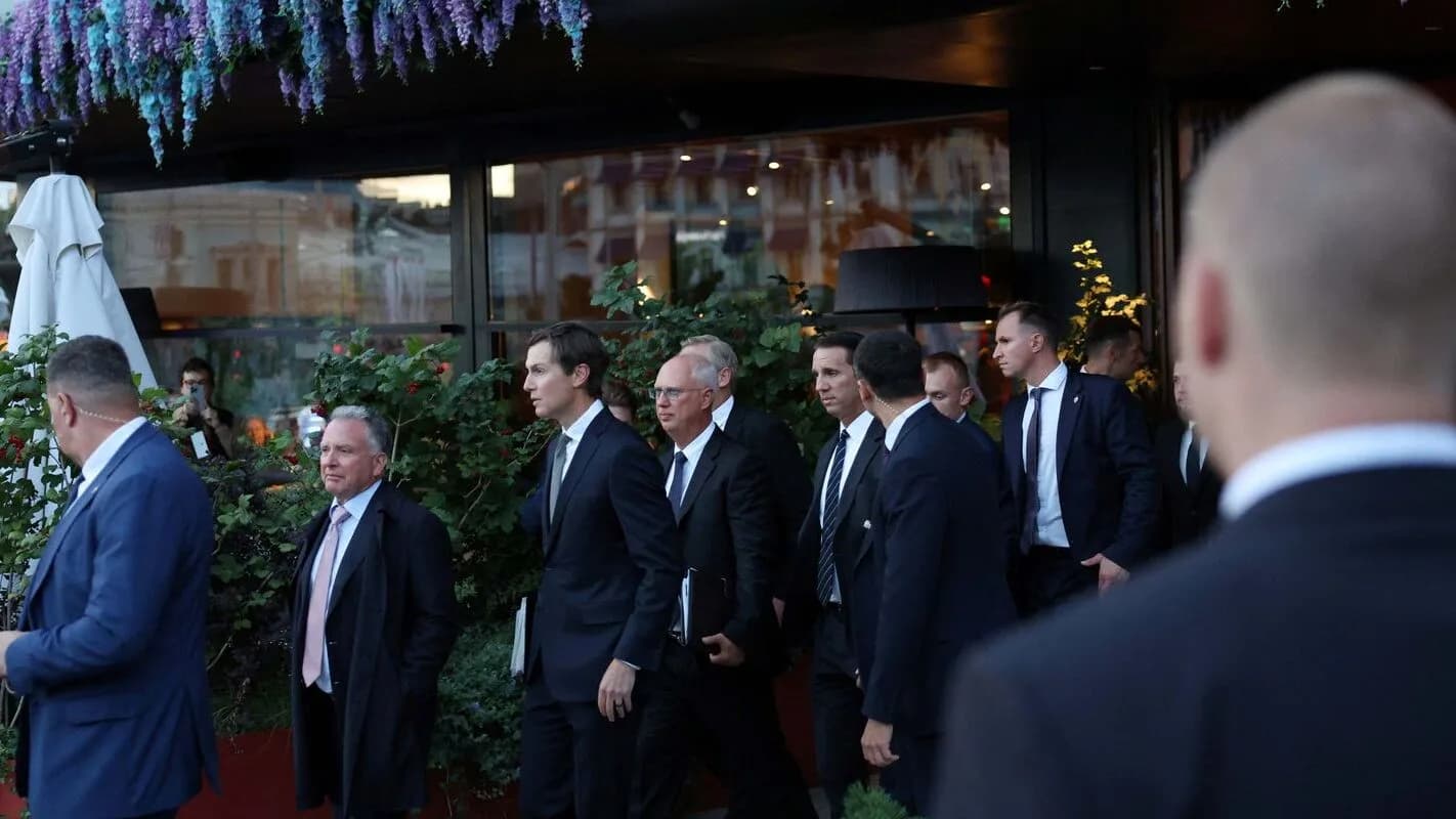 Delegação americana chefiada por Jared Kushner caminha em área externa em Moscou, cercada por seguranças