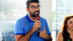 Daniel Santos, governador eleito do Pará, fala ao microfone em evento de campanha