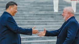 Xi Jinping e Lula se cumprimentam durante cerimônia oficial em Brasília