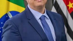 Tarcísio de Freitas, governador de São Paulo, em retrato oficial com bandeiras do Brasil e de São Paulo ao fundo