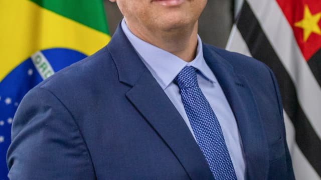 Tarcísio de Freitas, governador de São Paulo, em retrato oficial com bandeiras do Brasil e de São Paulo ao fundo