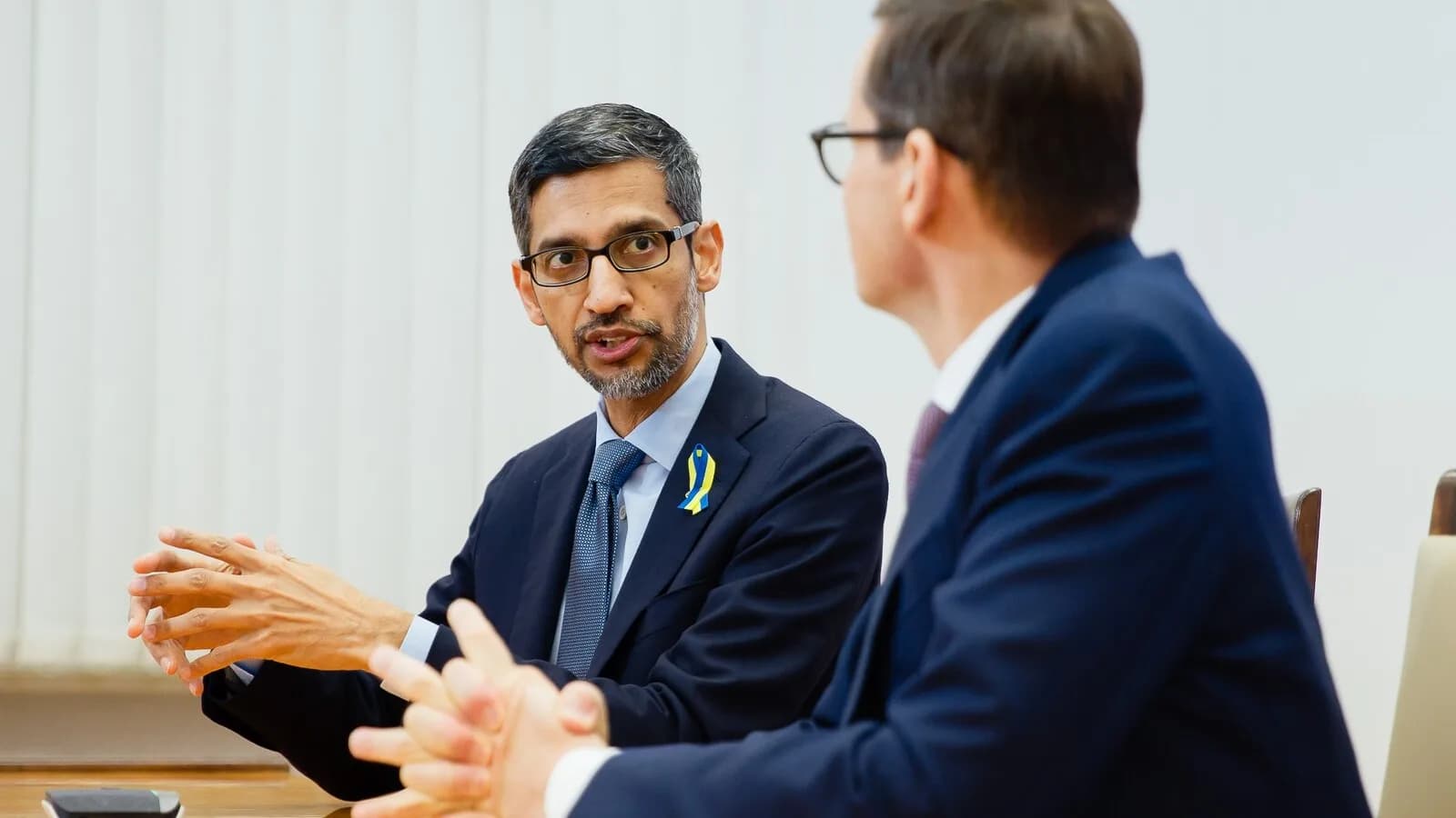 O CEO do Google, Sundar Pichai, conversa em reunião com autoridades