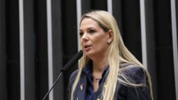Fernanda Louback discursa ao microfone em evento na Câmara dos Deputados