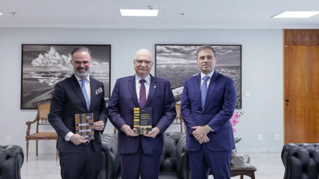 O ministro André Mendonça, do STF, em reunião de trabalho