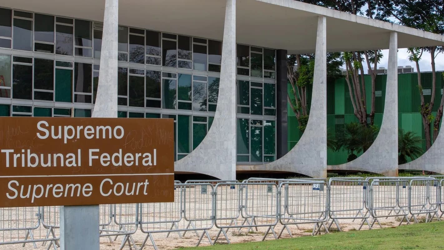 Fachada do Supremo Tribunal Federal, em Brasília, com placa de identificação em primeiro plano