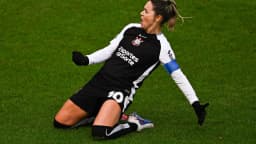 Jogadora do Corinthians comemora em campo durante partida do time feminino