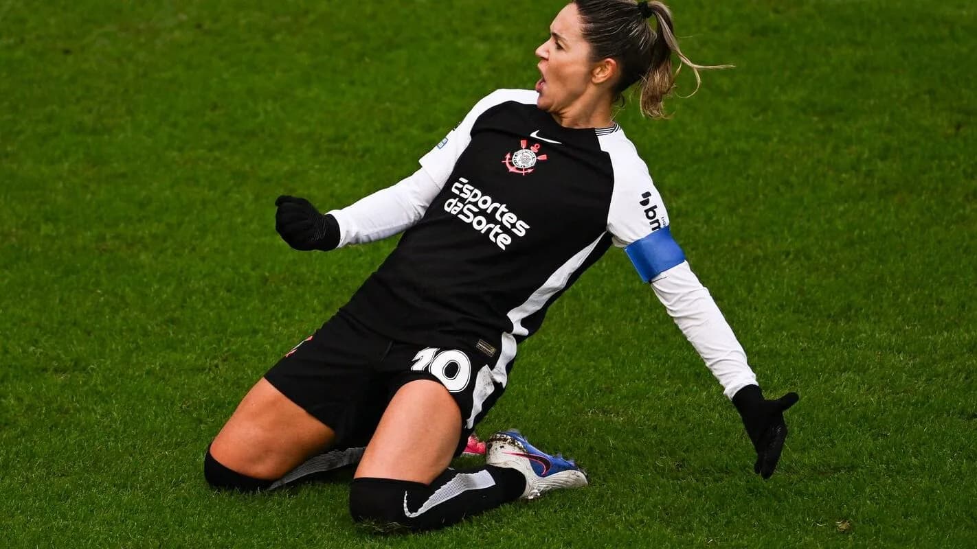 Jogadora do Corinthians comemora em campo durante partida do time feminino