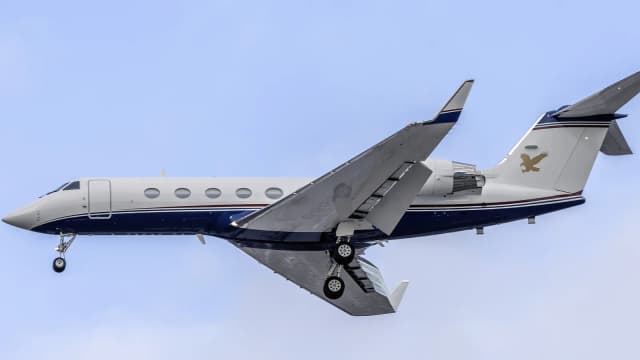 Jato executivo Gulfstream em voo, modelo semelhante ao usado por Flávio Bolsonaro para deixar o Brasil
