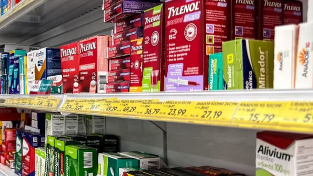 Prateleira de farmácia com caixas de medicamentos expostas para venda