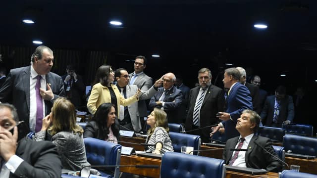 Senadores conversam em grupo no plenário do Senado Federal