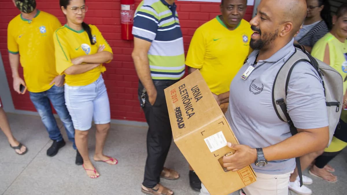 Eleitores de camisa da Seleção Brasileira em fila para votar, com urna eletrônica ao lado