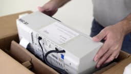 Mesário prepara urna eletrônica para a votação
