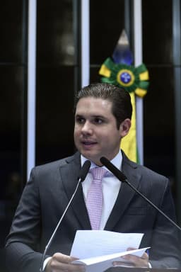 Plenário do Senado Federal durante sessão solene do Congresso Nacional destinada a comemorar os 130 anos de atividade do Tribunal de Contas da União (TCU). 
  Em discurso, à tribun