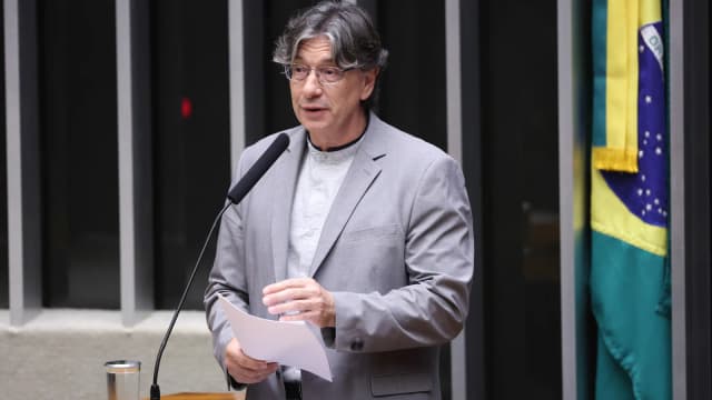 Deputado discursa em plenário da Câmara em homenagem aos 90 anos de fundação do IBGE
