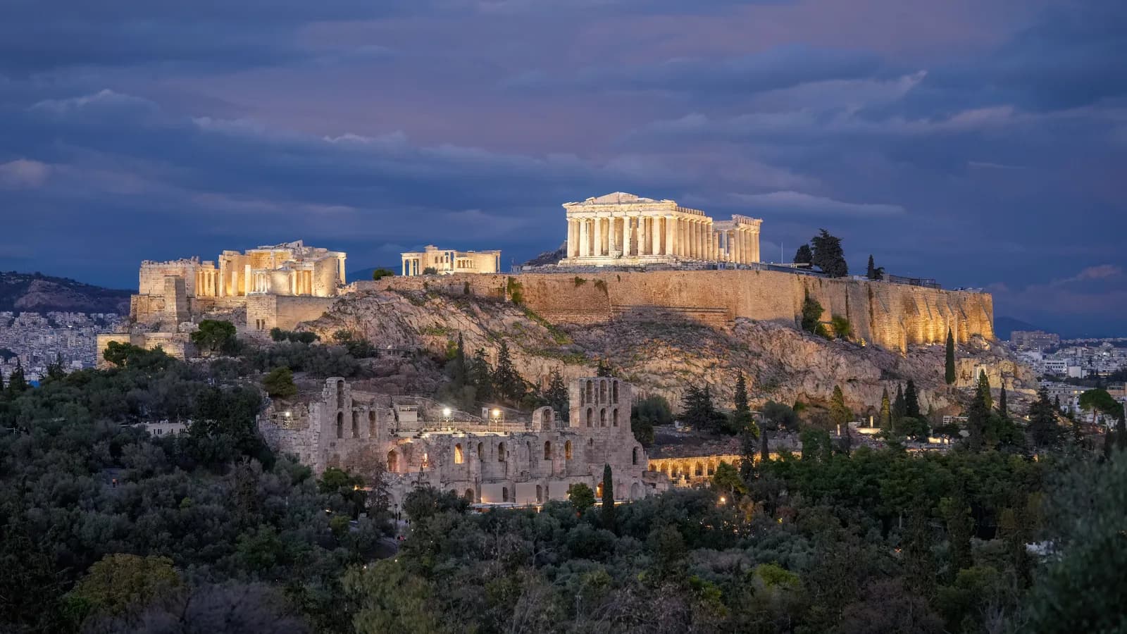 Vista noturna da Acrópole de Atenas, na Grécia