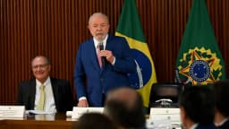 O presidente Luiz Inácio Lula da Silva discursa ao lado do vice-presidente Geraldo Alckmin, em reunião ministerial (foto de arquivo)