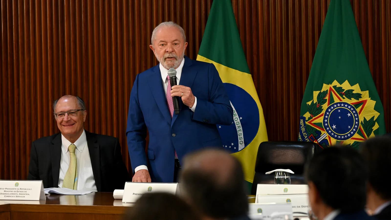 O presidente Luiz Inácio Lula da Silva discursa ao lado do vice-presidente Geraldo Alckmin, em reunião ministerial (foto de arquivo)