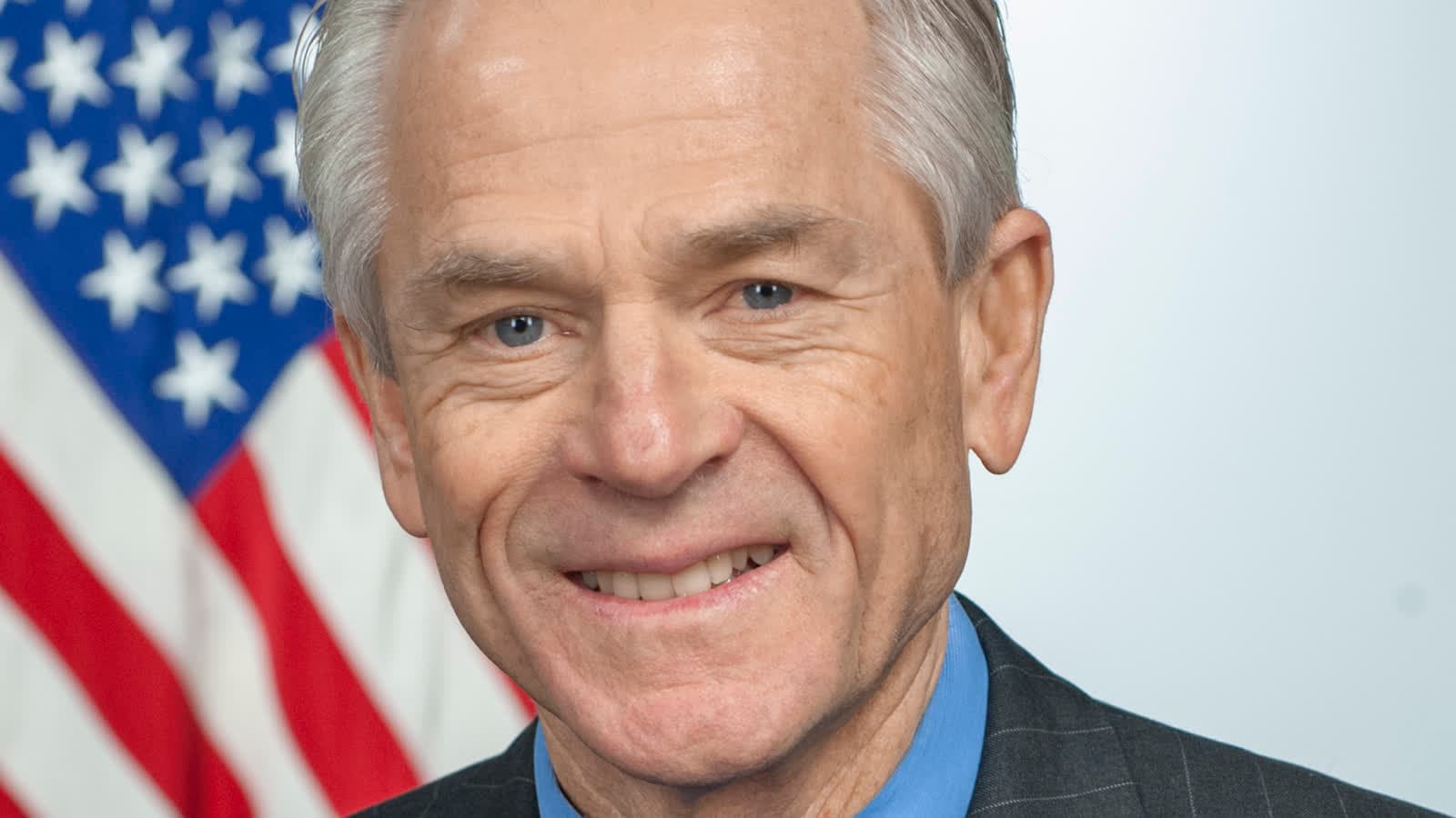 Peter Navarro, conselheiro de comércio da Casa Branca, em retrato oficial com a bandeira dos Estados Unidos ao fundo