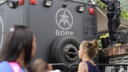 Viatura blindada do Bope durante operação policial em comunidade do Rio de Janeiro, com policial em cima do veículo (foto de arquivo)